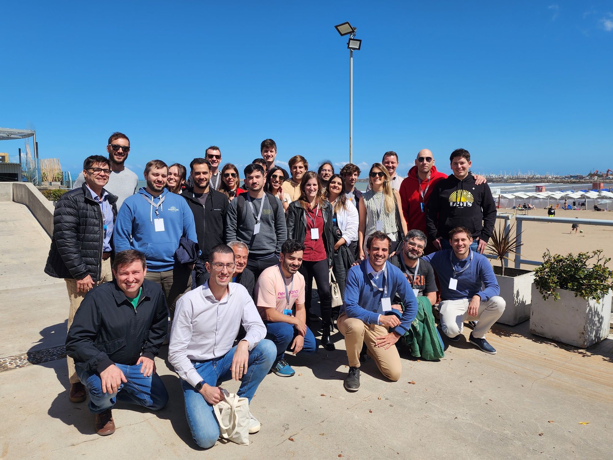 A equipe da Deitres em frente ao mar em Mar del Plata