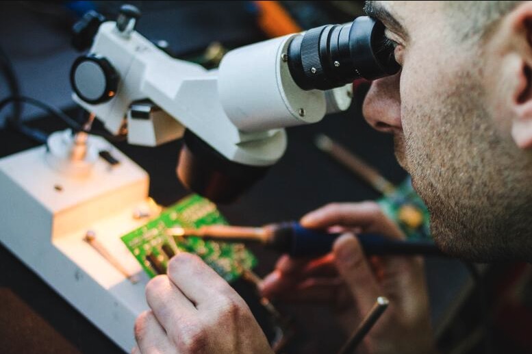 Desenvolvimento de eletrônica no laboratório